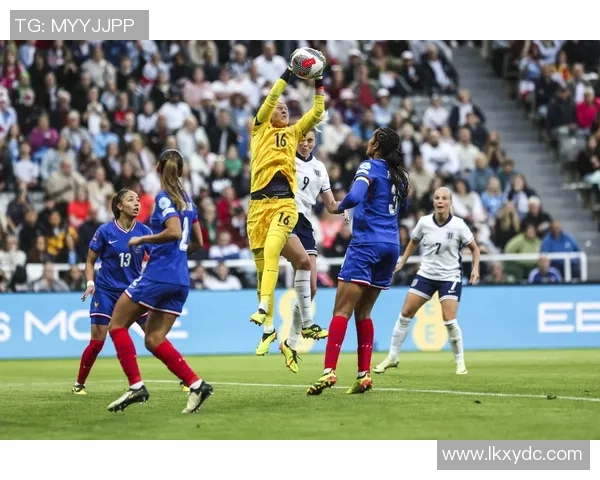 足球明星精彩瞬间踩球车挑战视频引发热议与欢笑