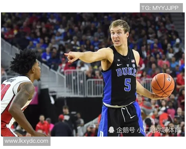 足球明星肯纳德：从草根到巅峰的传奇之路与辉煌成就