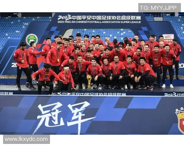 足球明星荣耀时刻精彩瞬间奖杯合影展现无与伦比的足球魅力与成就 足球明星荣耀时刻精彩瞬间奖杯合影展现无与伦比的足球魅力与成就