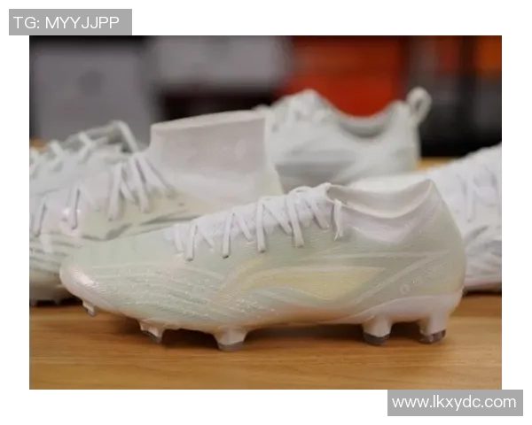 足球明星自掏腰包购置高端足球鞋展现对运动的热爱与执着