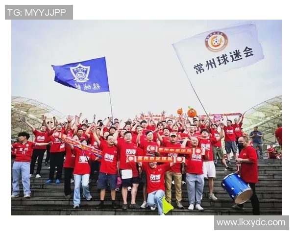 中国足球明星亲临访问探索足球文化与球迷互动新篇章