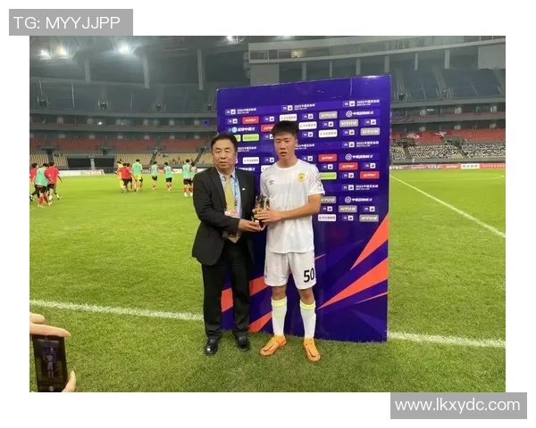 2月16日足球明星齐聚一堂展现风采引发球迷热烈追捧 2月16日足球明星齐聚一堂展现风采引发球迷热烈追捧