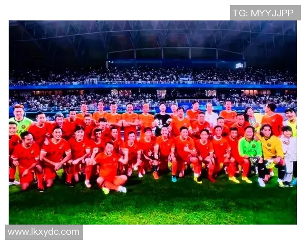 哪个足球明星在抽烟引发争议球场外的生活习惯令人关注