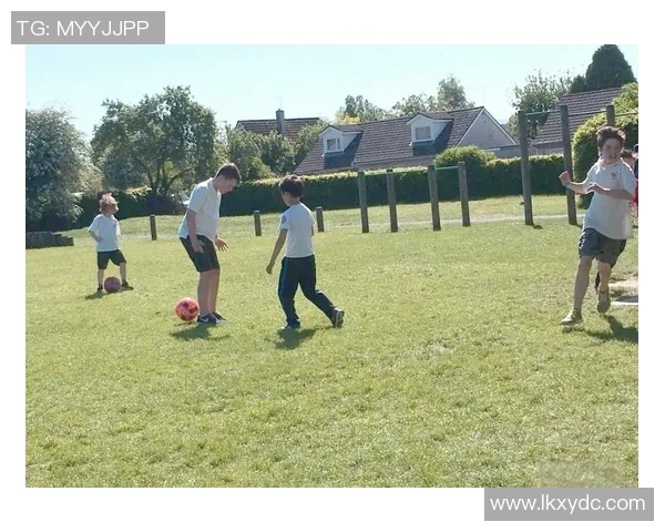 打小孩的足球明星背后的故事与成长之路探讨